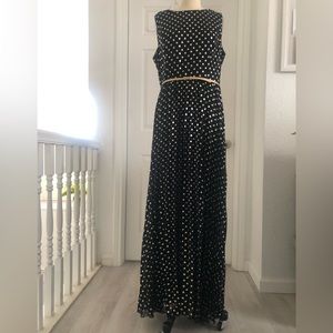 Jessica Howard black and gold foil printed pleated maxi dress.